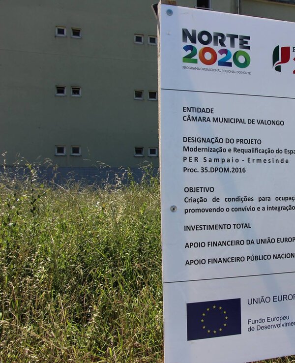 Painel informativo sobre projeto de modernização em Valongo.