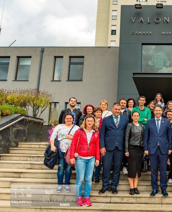 Grupo de pessoas posando em frente à Câmara Municipal de Valongo.