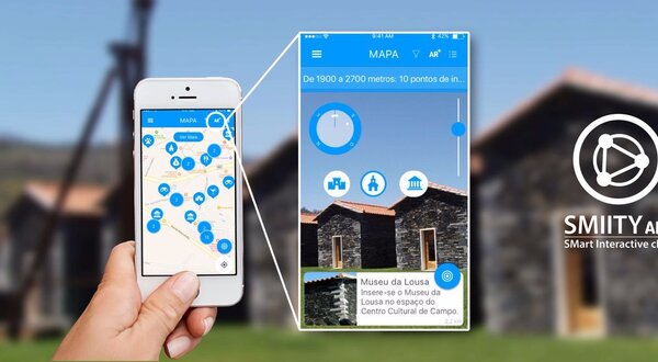 Imagem de um smartphone a mostrar um mapa interativo com pontos de interesse.