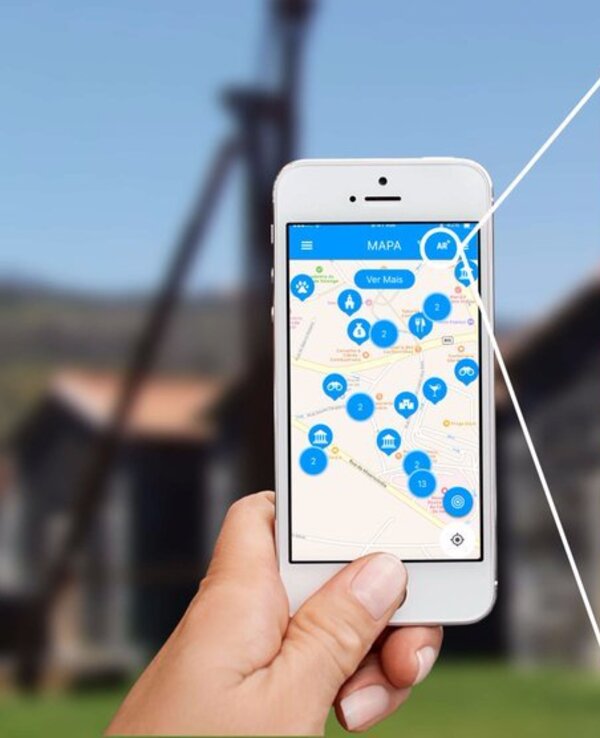Imagem de um smartphone a mostrar um mapa interativo com pontos de interesse.