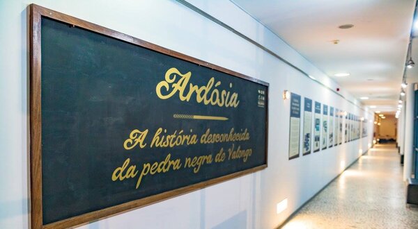 Placa informativa sobre a história da ardósia em Valongo.