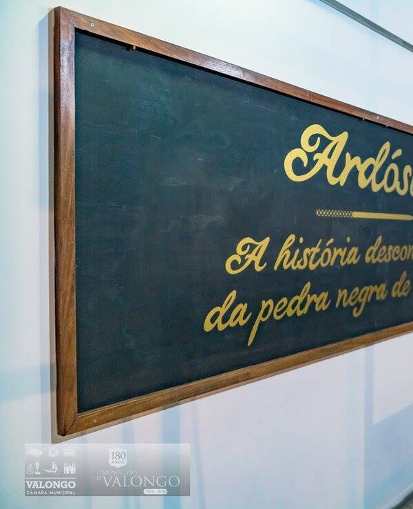 Placa informativa sobre a história da ardósia em Valongo.
