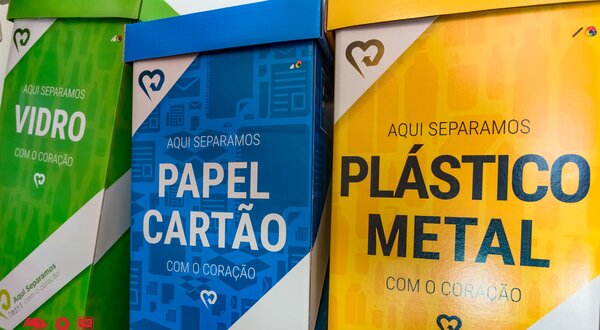Caixas de reciclagem coloridas para vidro, papel e plástico/metal.