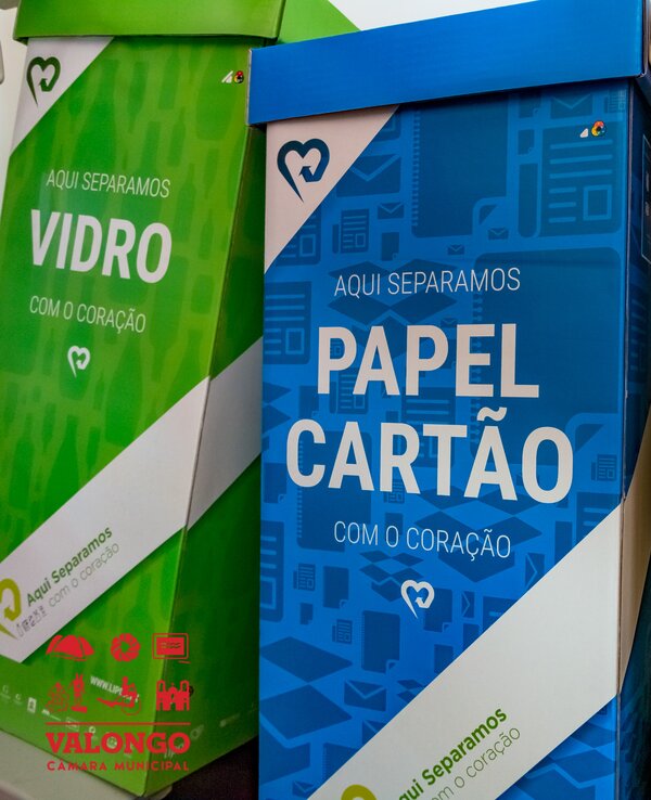 Caixas de reciclagem coloridas para vidro, papel e plástico/metal.