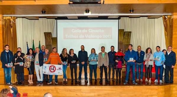 Grupo de pessoas em palco durante a Gala do Circuito Trilhos de Valongo 2017.