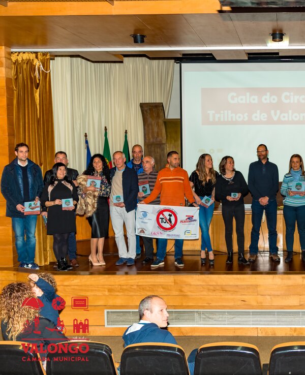 Grupo de pessoas em palco durante a Gala do Circuito Trilhos de Valongo 2017.