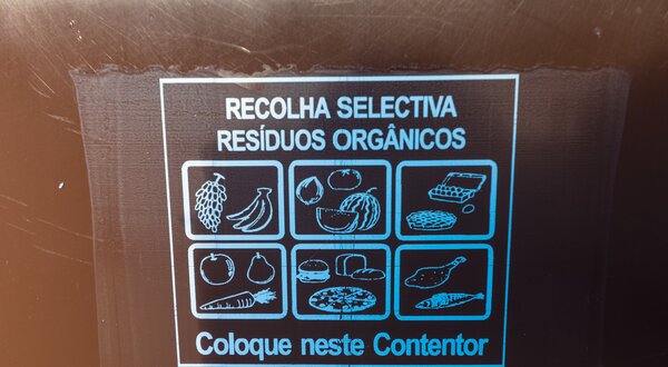 Sinalização para a recolha selectiva de resíduos orgânicos com ilustrações.