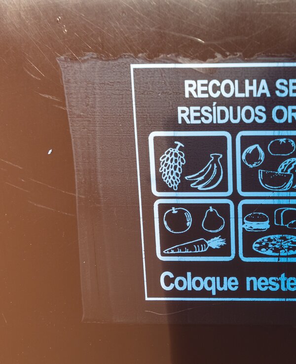 Sinalização para a recolha selectiva de resíduos orgânicos com ilustrações.
