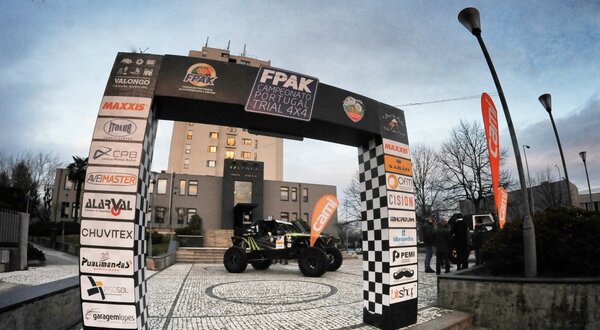 Arco de chegada do Campeonato de Trial 4x4 em frente a um edifício.