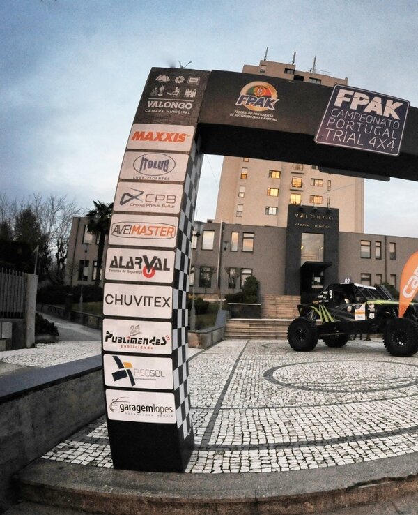 Arco de chegada do Campeonato de Trial 4x4 em frente a um edifício.