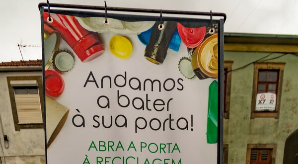 Painel informativo sobre reciclagem e suas vantagens em Valongo.