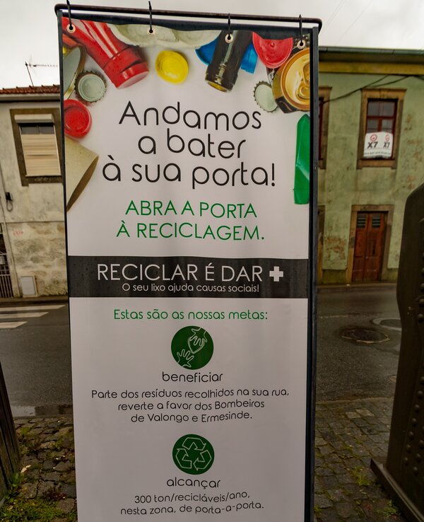 Painel informativo sobre reciclagem e suas vantagens em Valongo.