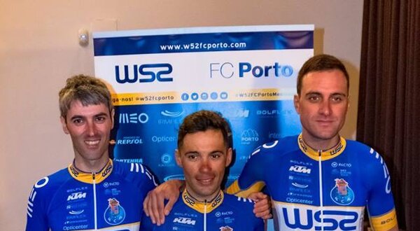 Três ciclistas em trajes de competição do FC Porto, posando juntos.
