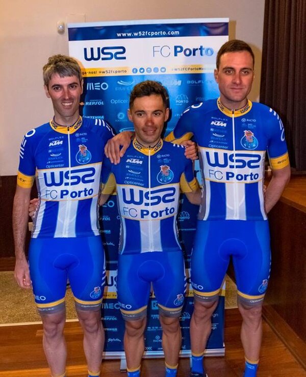 Três ciclistas em trajes de competição do FC Porto, posando juntos.