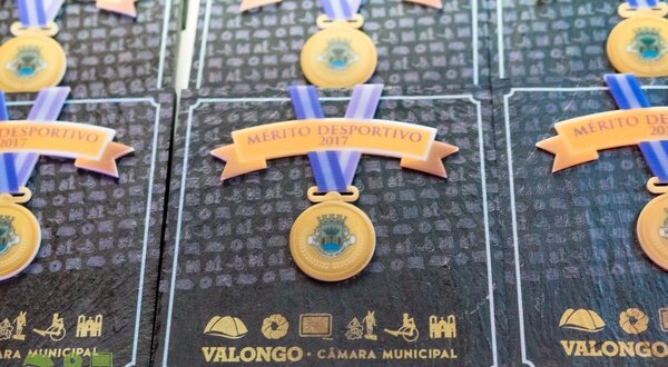 Prémios de mérito desportivo de 2017, com medalhas e logótipos.