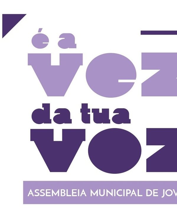Logotipo da Assembleia Municipal de Jovens com texto em várias tonalidades de roxo.