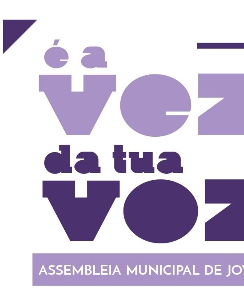 Logotipo da Assembleia Municipal de Jovens com texto em várias tonalidades de roxo.