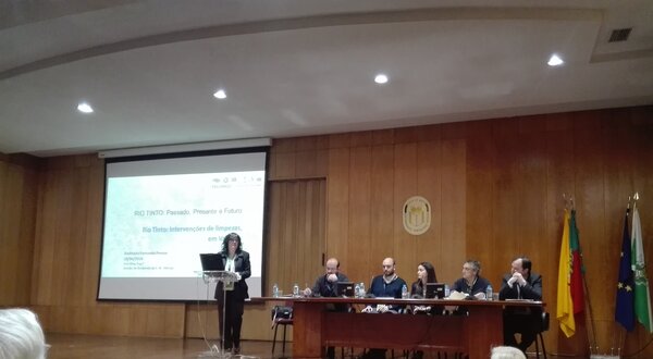 Conferência sobre o Rio Tinto, com orador e painel de especialistas.