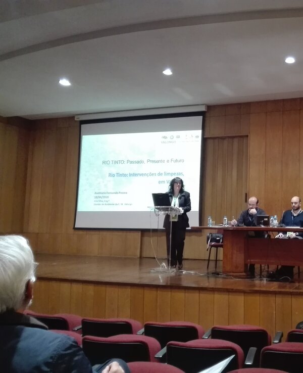 Conferência sobre o Rio Tinto, com orador e painel de especialistas.