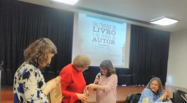 Evento do Dia Mundial do Livro com várias pessoas a receber prémios.