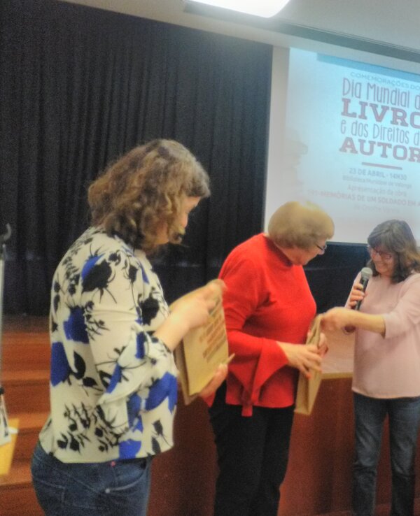 Evento do Dia Mundial do Livro com várias pessoas a receber prémios.