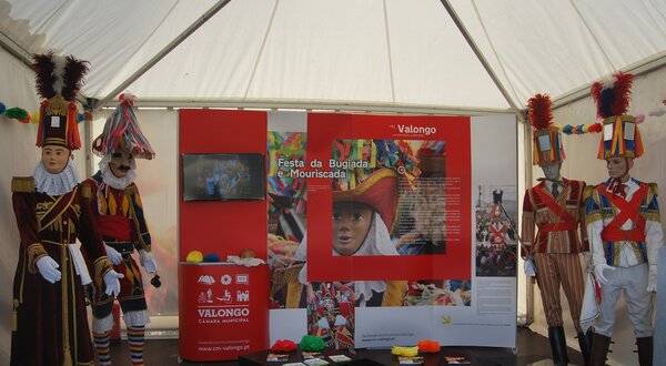 Exposição sobre a Festa da Bugiada e Mouriscada em Valongo, com trajes tradicionais.