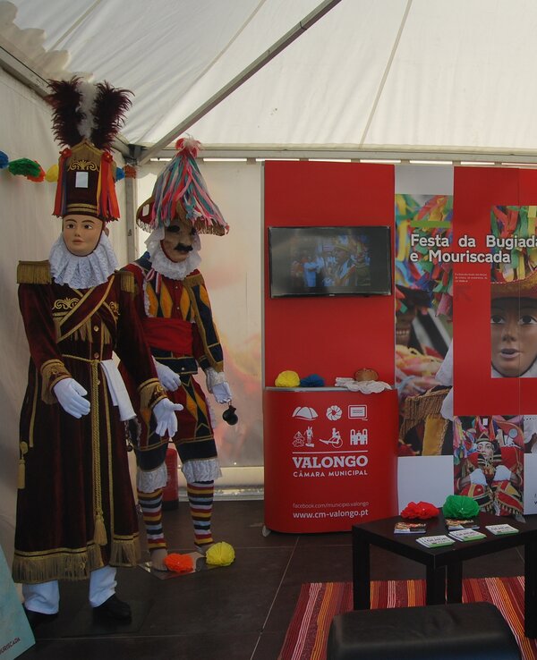 Exposição sobre a Festa da Bugiada e Mouriscada em Valongo, com trajes tradicionais.
