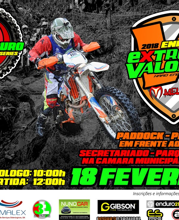 Piloto de motocross em terreno difícil, com detalhes do evento e data.