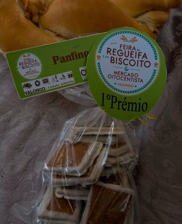 Pacote de biscoitos premiados da Feira da Regueifa e Biscoito de Valongo.