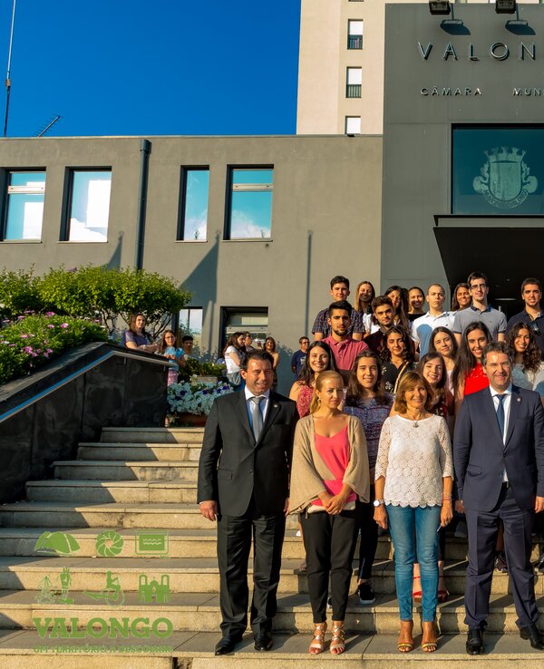 Grupo de pessoas posando em frente à Câmara Municipal de Valongo.