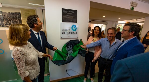 Inauguração do Espaço Empresa de Valongo com a descoberta de uma placa.