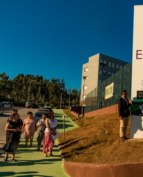Inauguração da escola EHS Barreiro, com pessoas a assistir e um painel a ser descoberto.