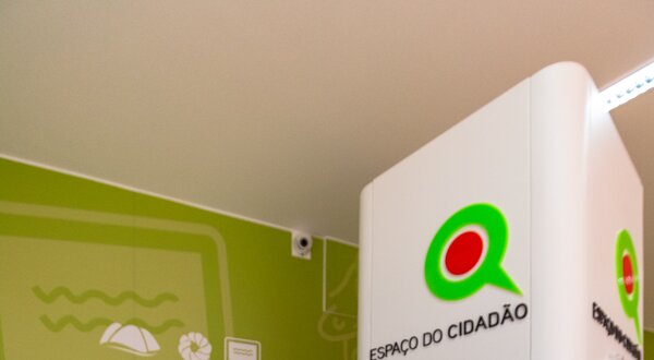 Espaço do Cidadão em Valongo, com computador e decoração moderna.