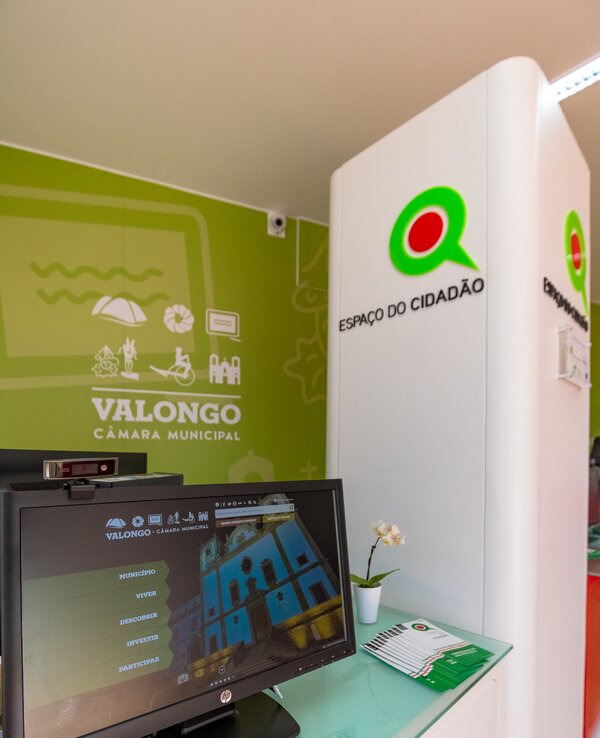 Espaço do Cidadão em Valongo, com computador e decoração moderna.