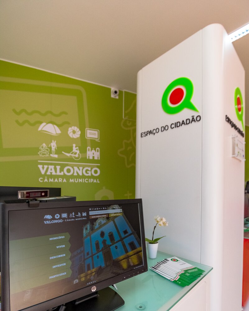 Espaço do Cidadão em Valongo, com computador e decoração moderna.