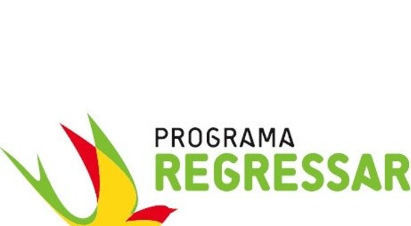 Logotipo do Programa Regressar com uma ave colorida e texto em verde.