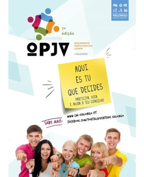 Grupo de jovens a apontar para a câmara, promovendo participação cidadã.