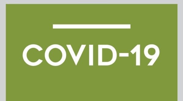 Cartaz verde com a palavra 'COVID-19' e logótipo da Câmara Municipal de Valongo.