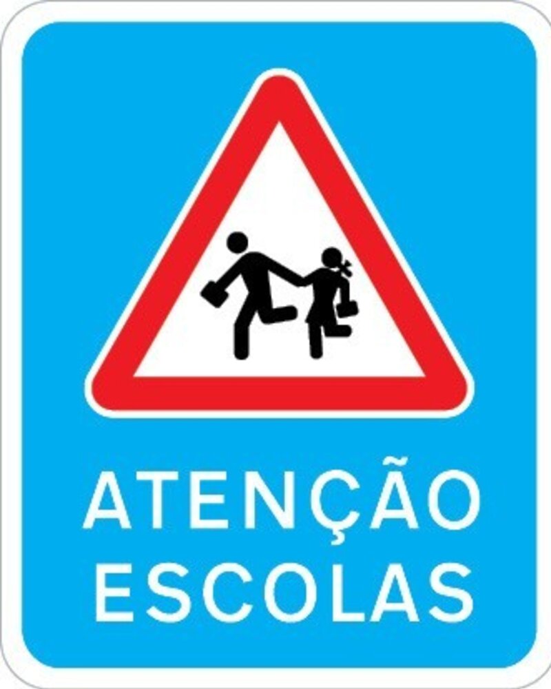 Sinal de aviso com figuras de adultos e crianças a caminhar, alerta para escolas.
