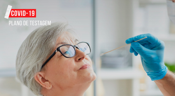 Uma mulher idosa a receber um teste COVID-19, enfatizando a importância de testar.