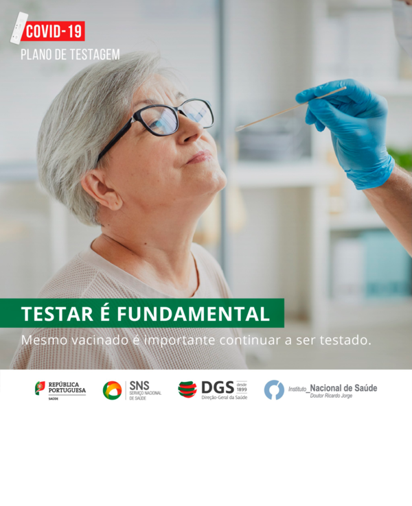 Uma mulher idosa a receber um teste COVID-19, enfatizando a importância de testar.