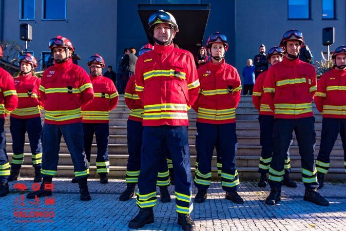 Bombeiros aplaudidos coletivamente no Dia Internacional da Cidade Educadora